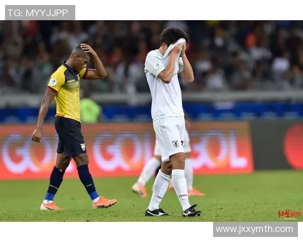日本足球明星的奇葩表现引发热议网友调侃称其智障行为令人哭笑不得 日本足球明星的奇葩表现引发热议网友调侃称其智障行为令人哭笑不得